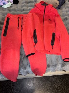 Red Nike Tech Set